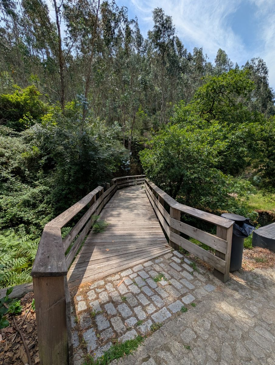 A wooden footbridge on the trail along the Douro