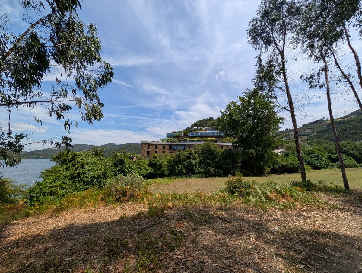 Octant seen from the trail, with the Douro river and hills behind