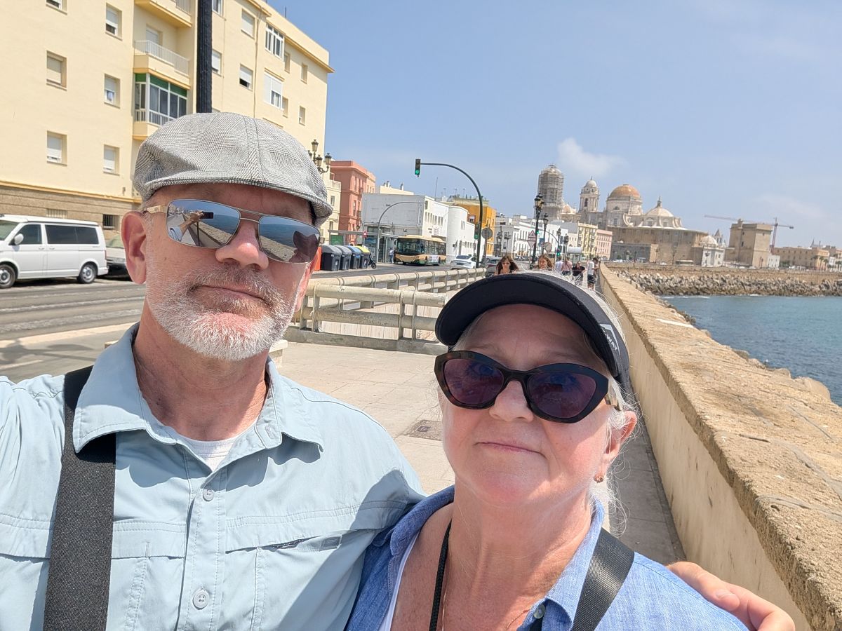 Selfie on the Cádiz seafront with the cathedral in the background