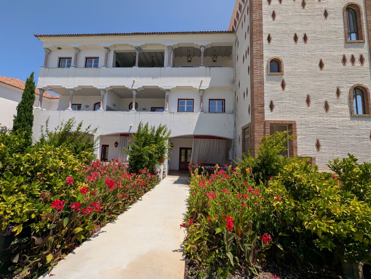 Vermelho Melides — hotel exterior with flower-lined path