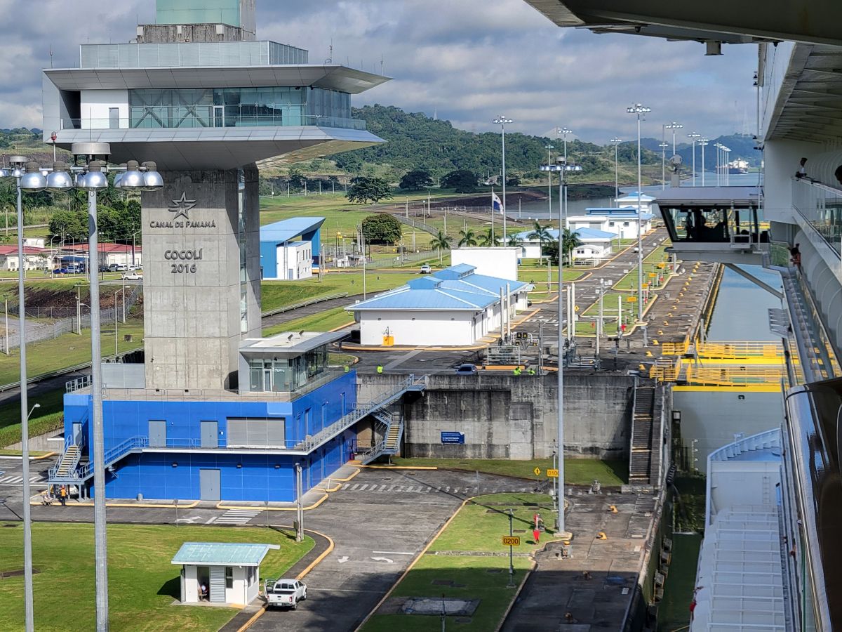 Cocolí Locks control tower with the Canal de Panamá Cocolí 2016 inscription