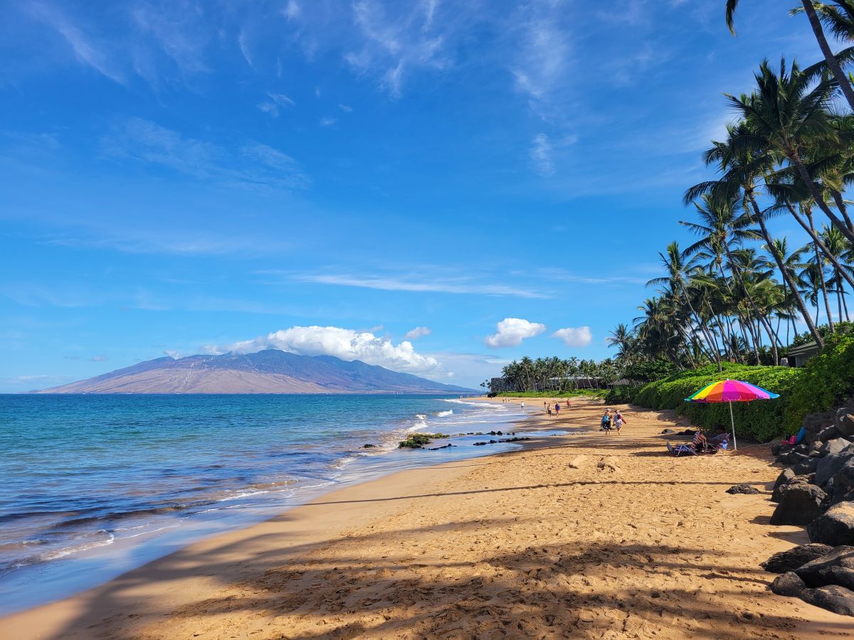 Keawakapu Beach with palm trees and the West Maui Mountains across the water
